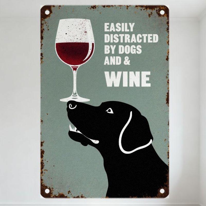 Винтажная рустикальная металлическая табличка  ЛЕГКО ОТВЛЕКАЮСЬ НА СОБАК И ВИНО  с бокалом вина и силуэтом собаки - Причудливый юмористический настенный декор 20x30cm（7.8x11.8inch）
