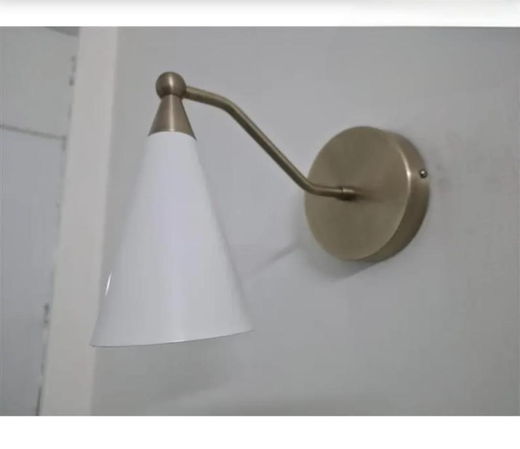 Ζεύγος Χειροποίητων Απλίκα Τοίχου : Λάμπες από Ακατέργαστο Ορείχαλκο & Λευκό Κώνο