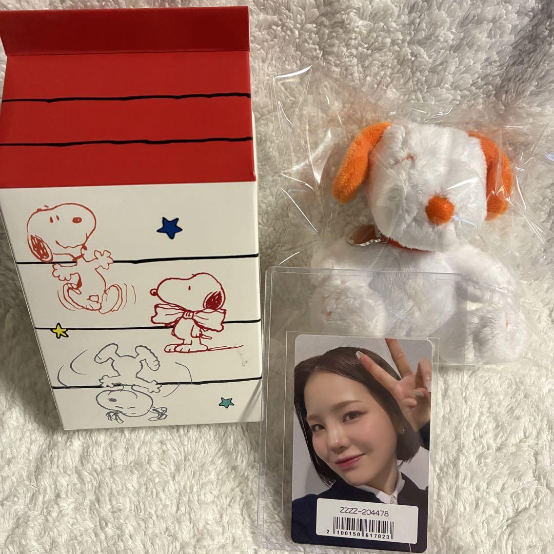 

[USED] NiziU Mako 4th Anniversary Snoopy Bag Charm with Trading Card