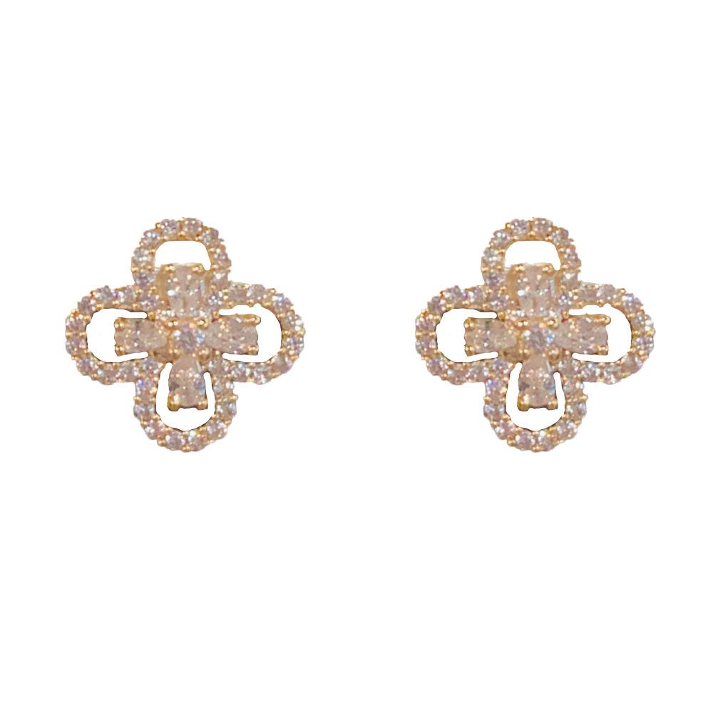 Exquisite Zirconia Four-Leaf Clover Stud Earrings and Necklace Set: Elegant Light Luxury with a High-End Feel.