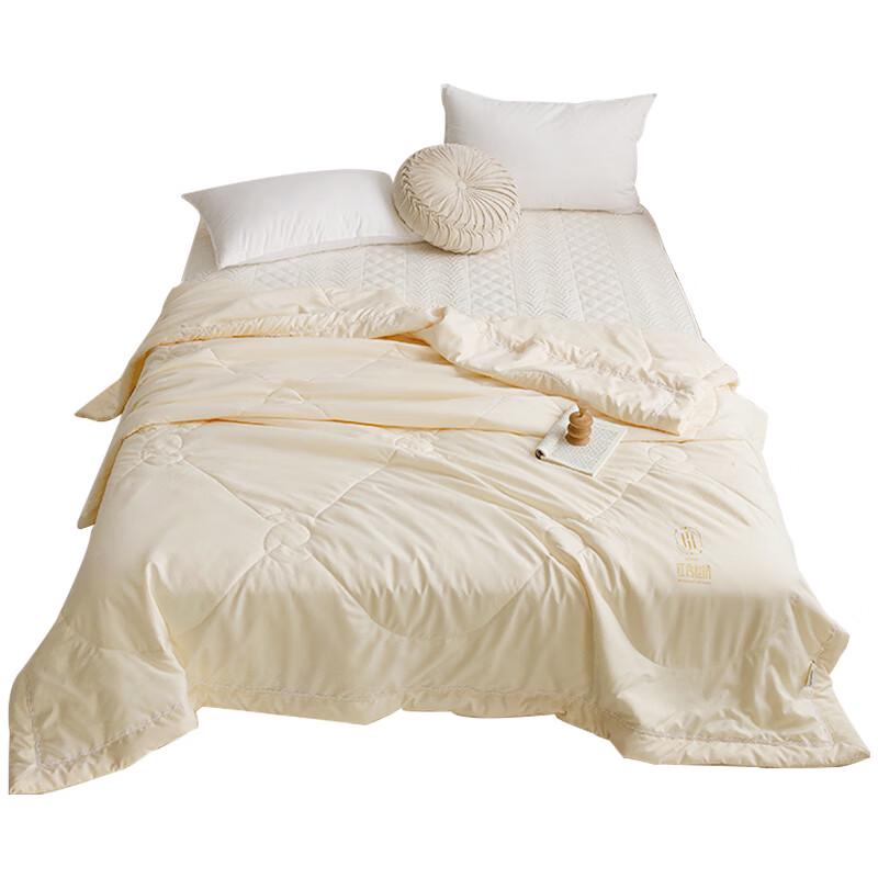 

Hongxiu Shifang All-Season Polyester Fiber Quilt 200cm x 230cm