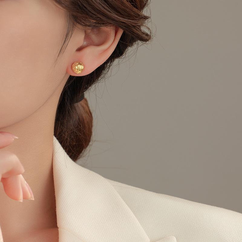 Banyan Tree Gold-Plated Silver Hammered Texture Round Earrings for Women: High-End Autumn/Winter Fashion.