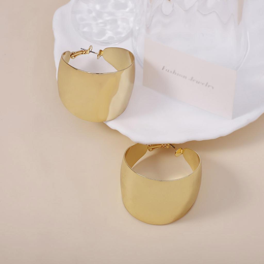 Exaggerated wide geometric ring ear buckles, Hong Kong-style retro landscape C-shaped earrings