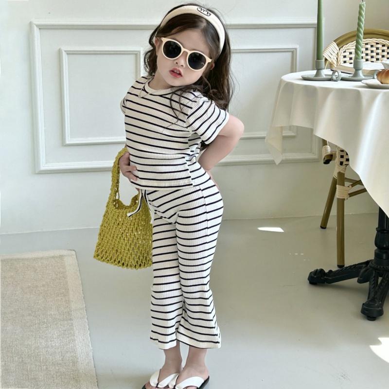 Полосатая футболка с короткими рукавами для девочек и слегка расклешенные брюки. Летняя — фото 3