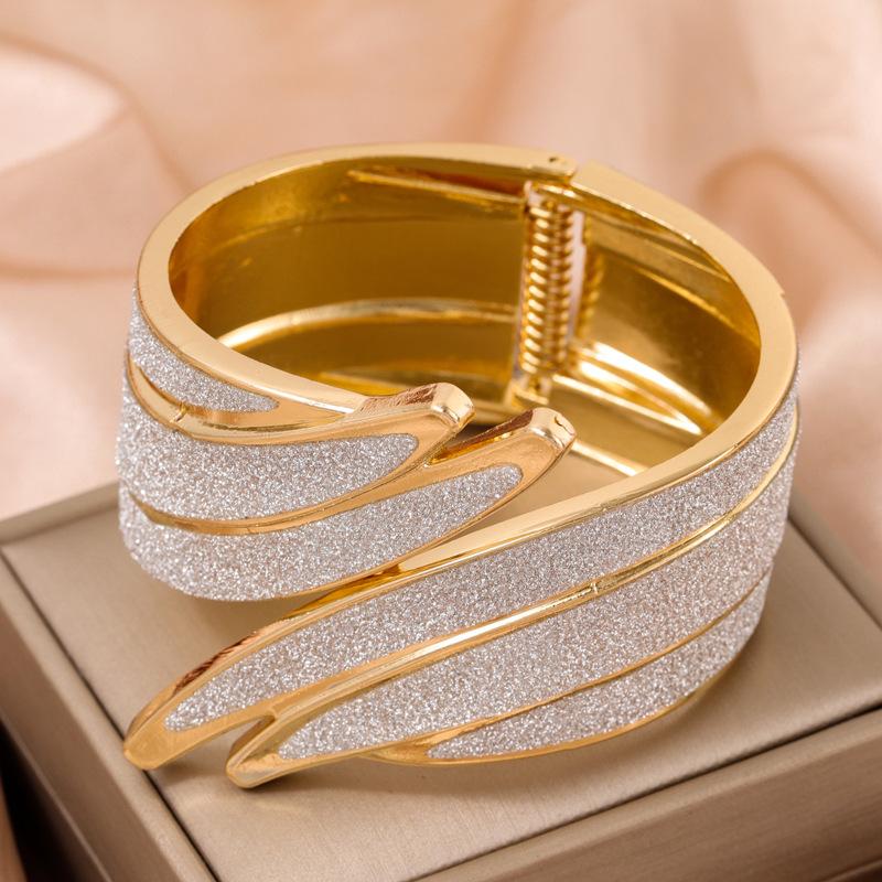 

Модные браслеты из бисера для женщин. Ювелирные изделия