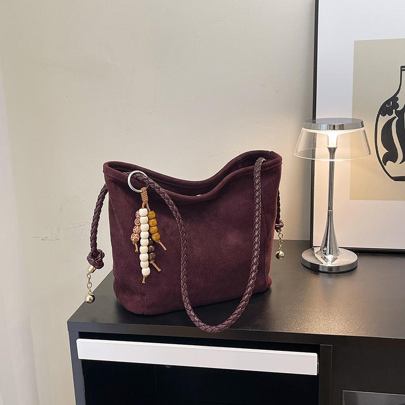 

Shoulder bag women s 2025 autumn new fashion commuter bag simple large capacity messenger bucket bag multi-purpose women s bag Without pendant бордовий