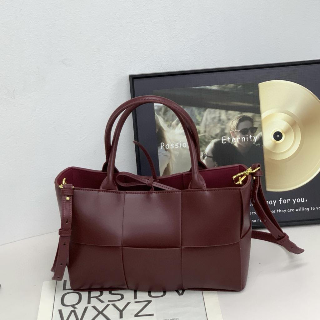 Cross-border hot-selling 28CM cowhide woven portable tote bag, genuine leather handbag, commuting versatile single shoulder messenger women's bag