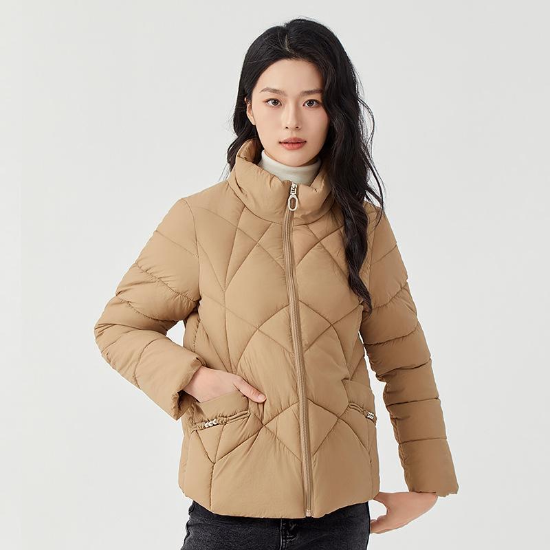 

Женская короткая пуховая куртка, новый темперамент, теплая, большого размера, куртка с наполнителем, воротник-стойка, куртка с наполнителем 3XL (140-77.5 kg)