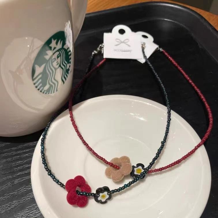 2024 Stylový sametový korálkový choker s hvězdou a květinovým přívěskem