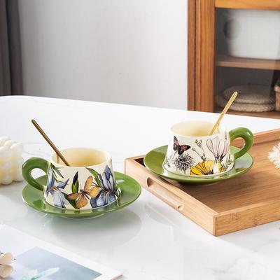 Nischen-Handbemalte Florale Keramik-Kaffeetasse und Untertasse - Luxuriöses Nordisches Design