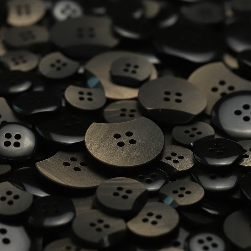 

Пуговицы из смолы с четырьмя отверстиями, дизайн с необработанным краем, аксессуары для мужской и женской одежды, двусторонние нейлоновые куртки, пальто, декоративные пуговицы для тренча 3 #[17mmJH2524 four-eye notch matte coffee]