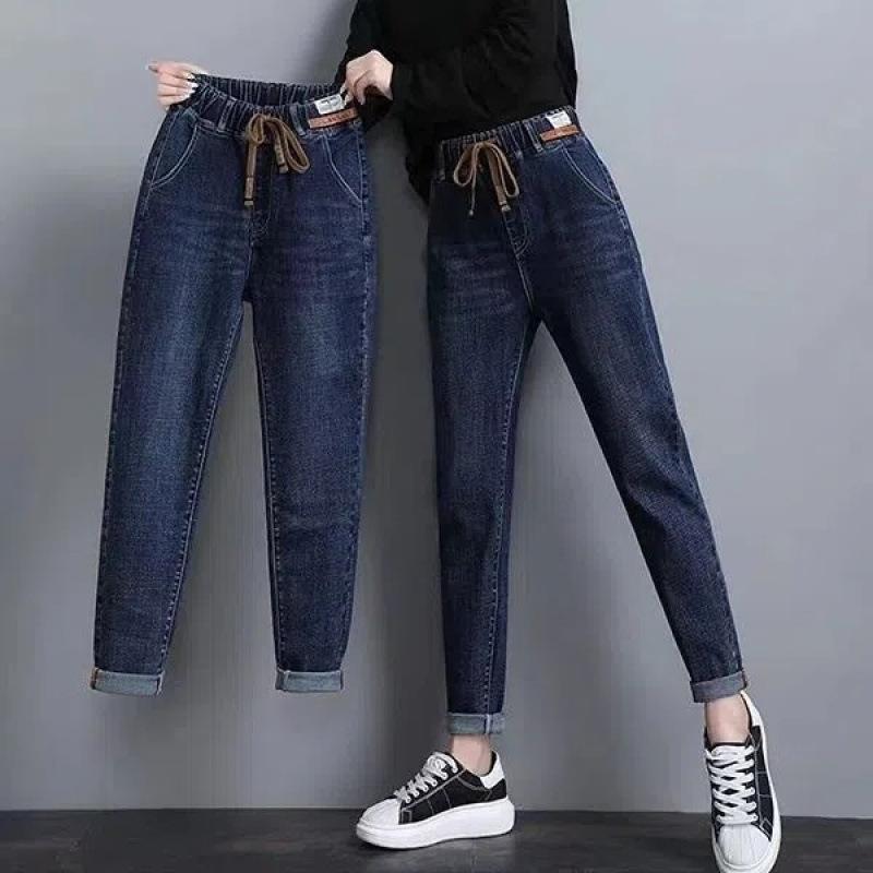 Elastic Waist Plus Size Jeans for Women Spring and Autumn Showing A Tall Pear Shaped Figure and Loose Fit for Women