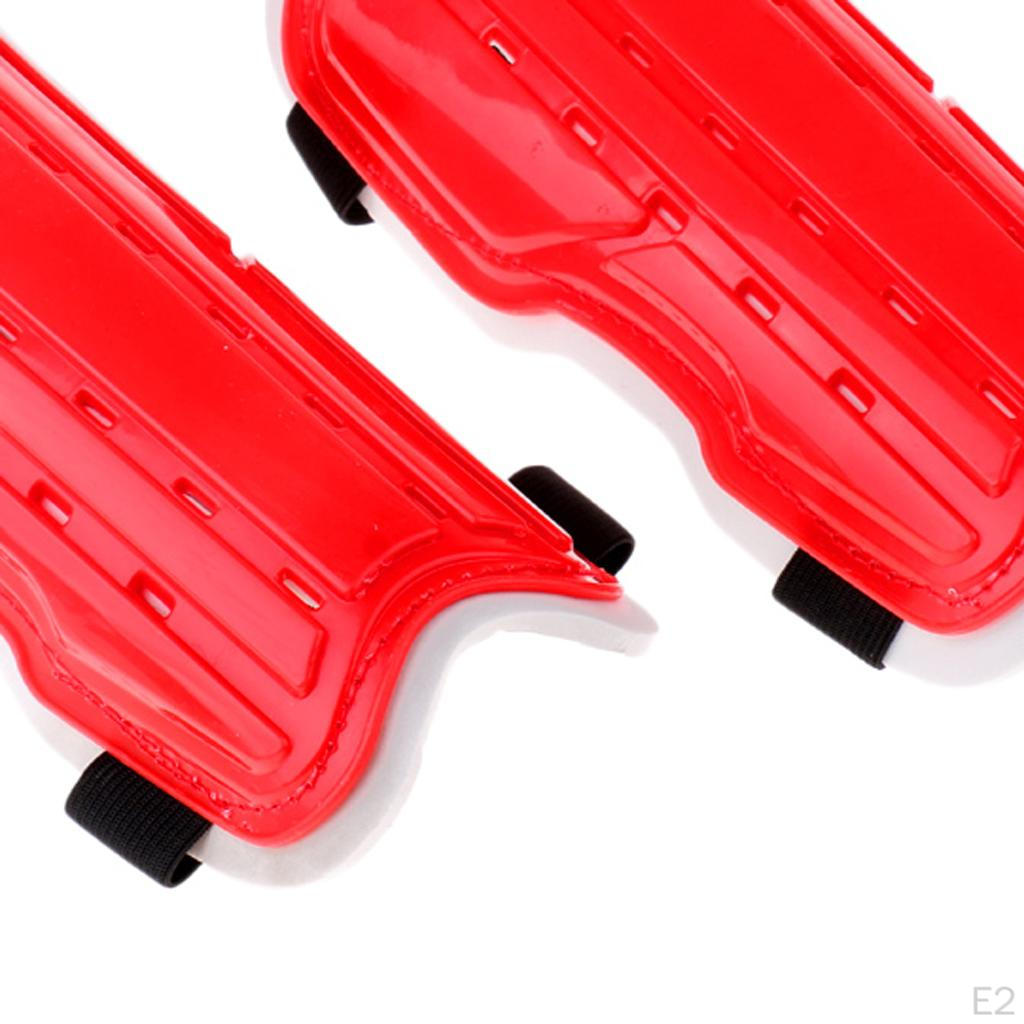 Schienbeinschoner und verstellbare Fußballriemen