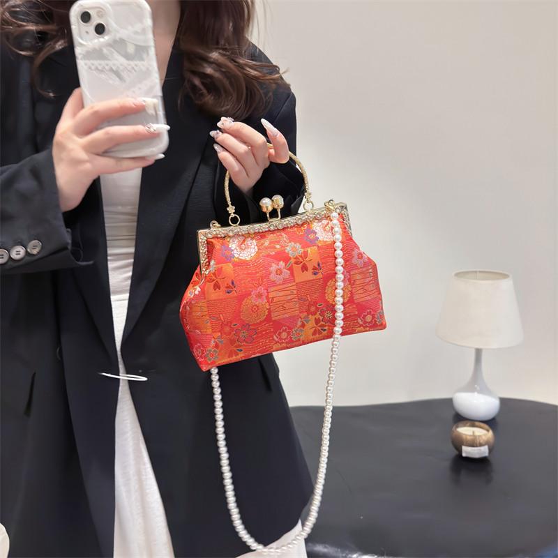 2024 New Chinese Style Pink Embroidered Pearl Chain Handbag Trendy Retro Shoulder Bag Women's Wedding Handbag Dinner Clip Bag
