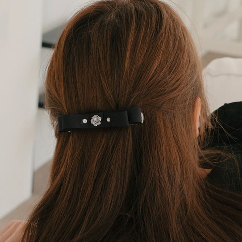 

TORTOISE Yoros Camellia Ribbon Pin black