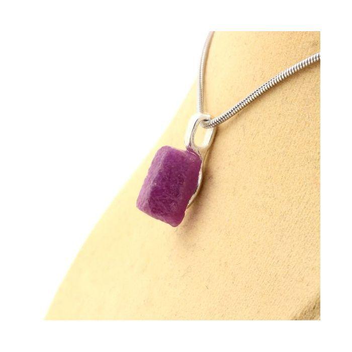 Pierres et Minéraux. Collier Rubis brut. 11.43 ct. Kiteto District, Manyara Region, Tanzanie.