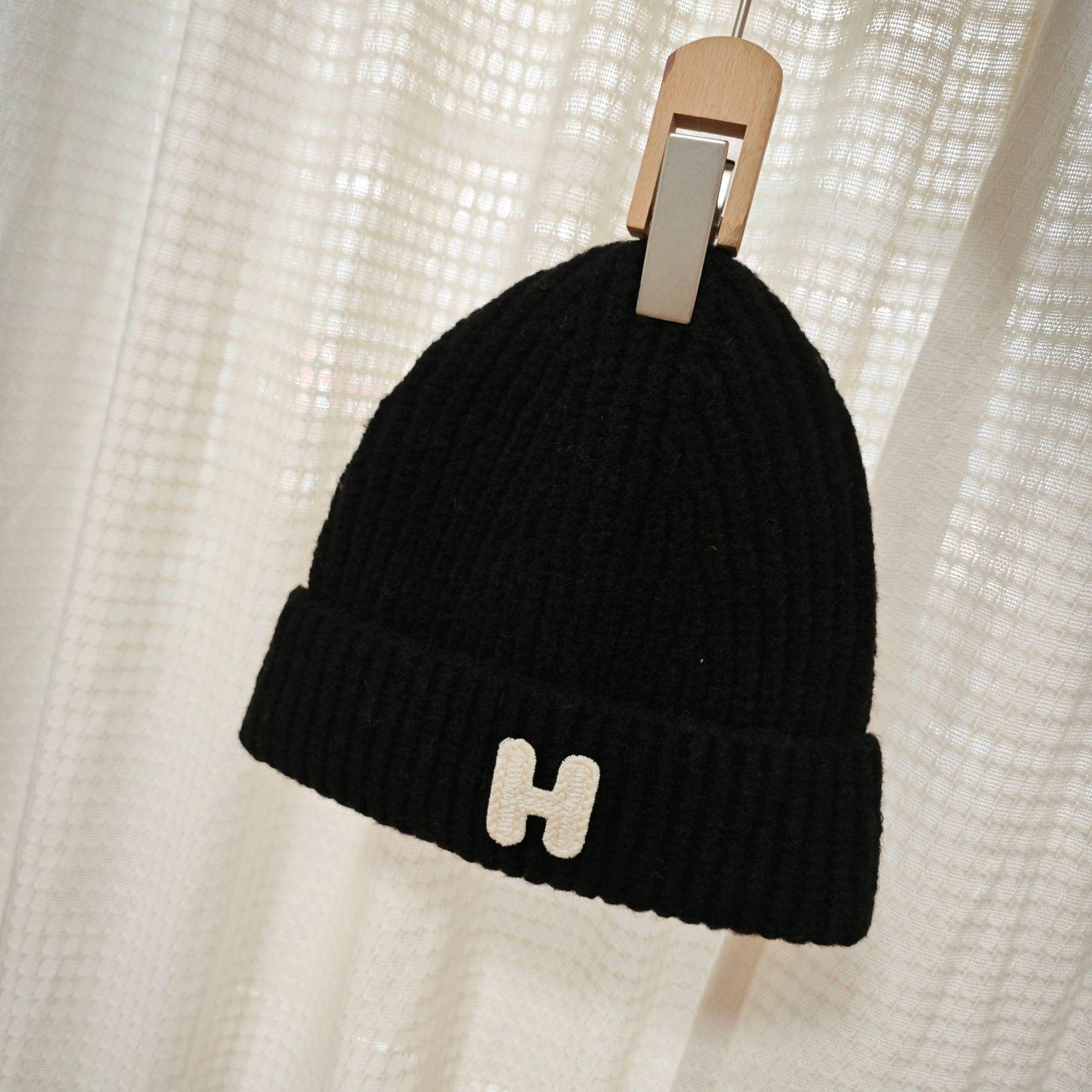 

Осенне-зимняя теплая шерстяная шапка для мужчин и женщин с нашивками в виде букв для отдыха в холодную погоду, защита ушей, холодная шапка из смеси шерсти, вязаная шапка, универсальная M（56-58cm） чёрный