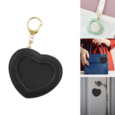 Lindo Llavero Porta Credencial con Forma de Corazón Pin Anime Colgante Cuero PU Protector de Exhibición Bolsa para Estudiantes y Coleccionistas