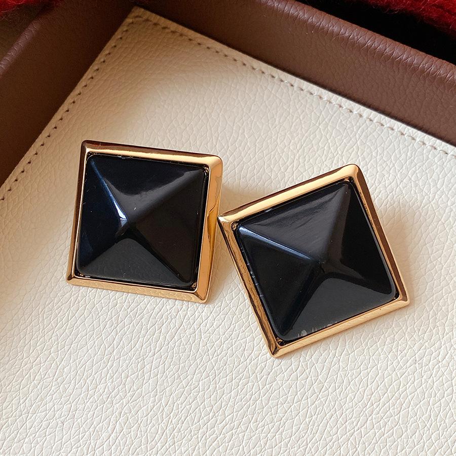 Silver needle resin rhombus stud earrings European and American retro simple temperament earrings light luxury high sense earrings design sense niche