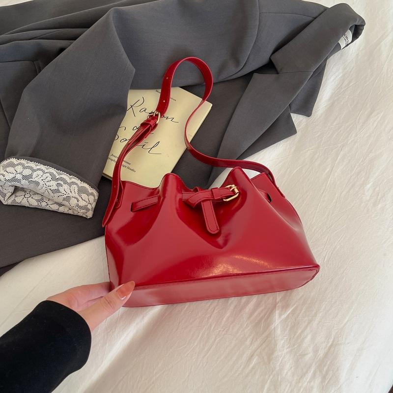 Handbag: Fashionable Commuter Single-shoulder Underarm Bag, Stylish and Unique Bucket Bag