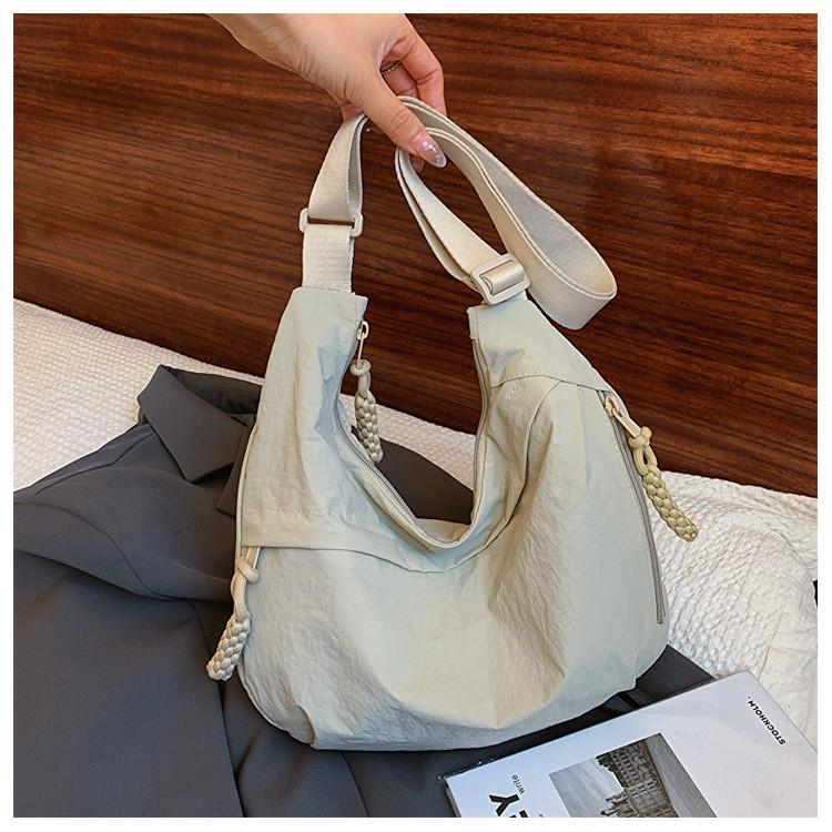 Japanese Fashion Large Capacity Shoulder Bag With Zipper Closure For Daily Use