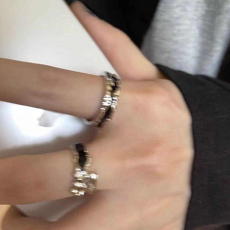 Anel de abertura com esmalte preto gotejante, design de nicho, anel de dedo indicador sofisticado, anel de ajuste de abertura versátil personalizado