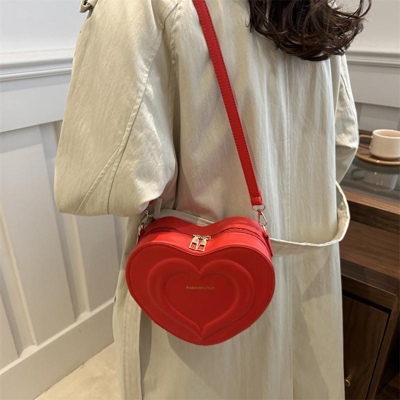 Fashionable 2024 Autumn Minimalist Colorblock Heart Shaped Shoulder Bag For Trendy Individuals