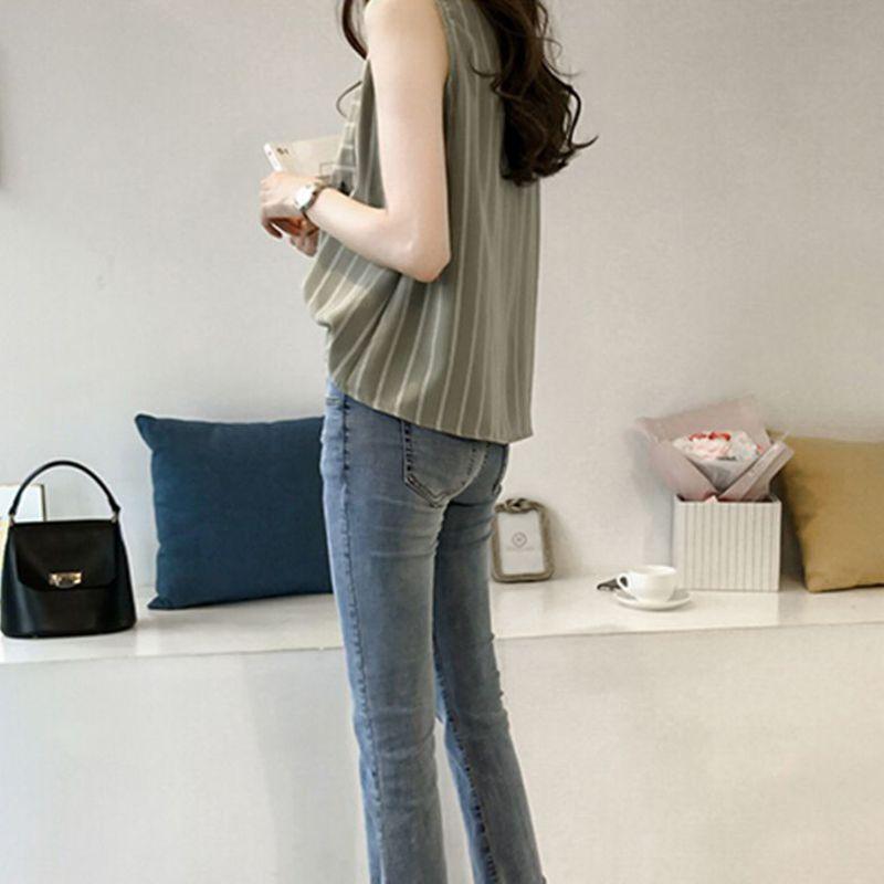 Dámská vesta s výstřihem do V a jednořadým zapínáním na knoflíky, košile s pruhovaným potiskem, plisovaná bez rukávů, slim střih, šifonové topy