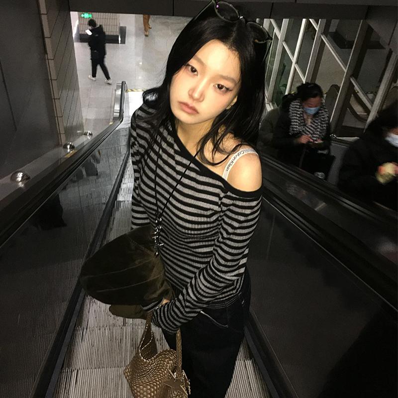 VAYLA Camiseta Japonesa Y2k para Mujer Manga Larga Hombros Descubiertos Rayada Crop Tops Estética Y2k Grunge 2000s Ropa de Calle Camisetas