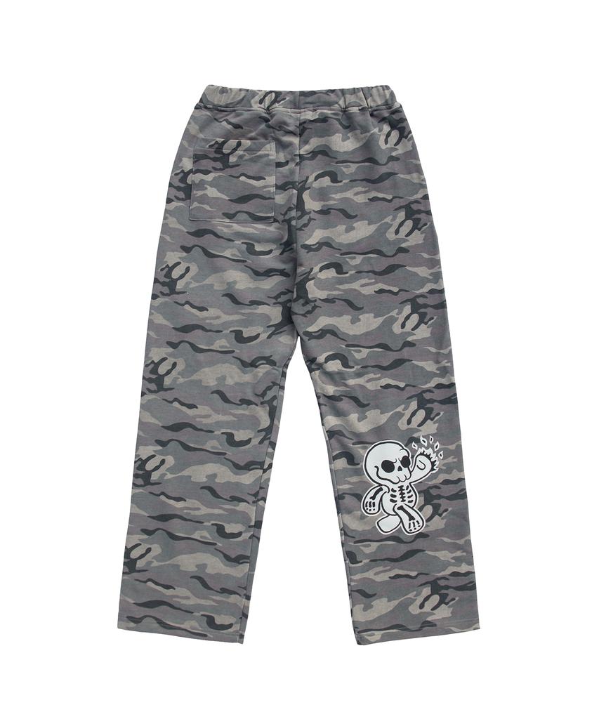 HIDDEN BEHIND Skull Camo Sweatpants (Camo)