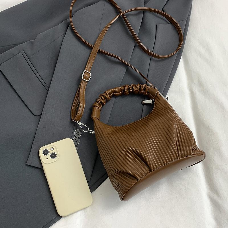 

Designer Pleated Handlebags For Women PU Leather Cloud Bags Leisure Versatile Shoulder Crossbody Bags Bucket Handbag Female 30cm))