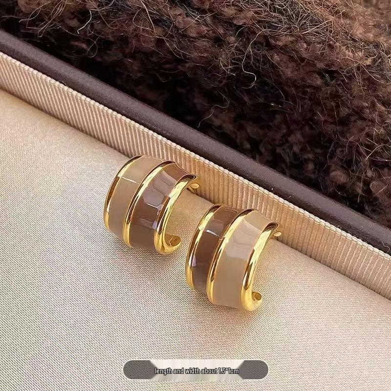 French Retro Myer Brown C-shaped Stud Earrings - Versatile, Simple, High-end Niche Design for Women.