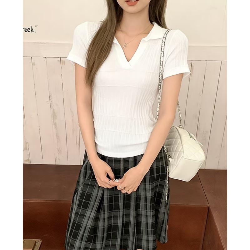 T-shirt a maniche corte in maglia con colletto polo e spalle scoperte per l'estate da donna, un nuovo top aderente con texture a bottoni