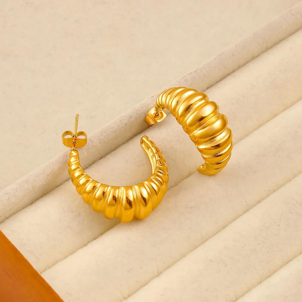 18K Gold Titanium Steel Ram Horn Heart C-Shape Earrings - Fashionable European & American Hollow Ear Studs