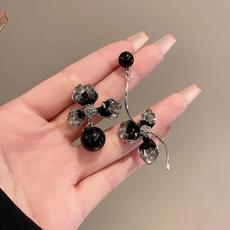

Fashion Crystal Design Earrings for Women, Asymmetrical Flower-shaped, Light and Fresh, Sweet and Charming Ear Pendants. чорний