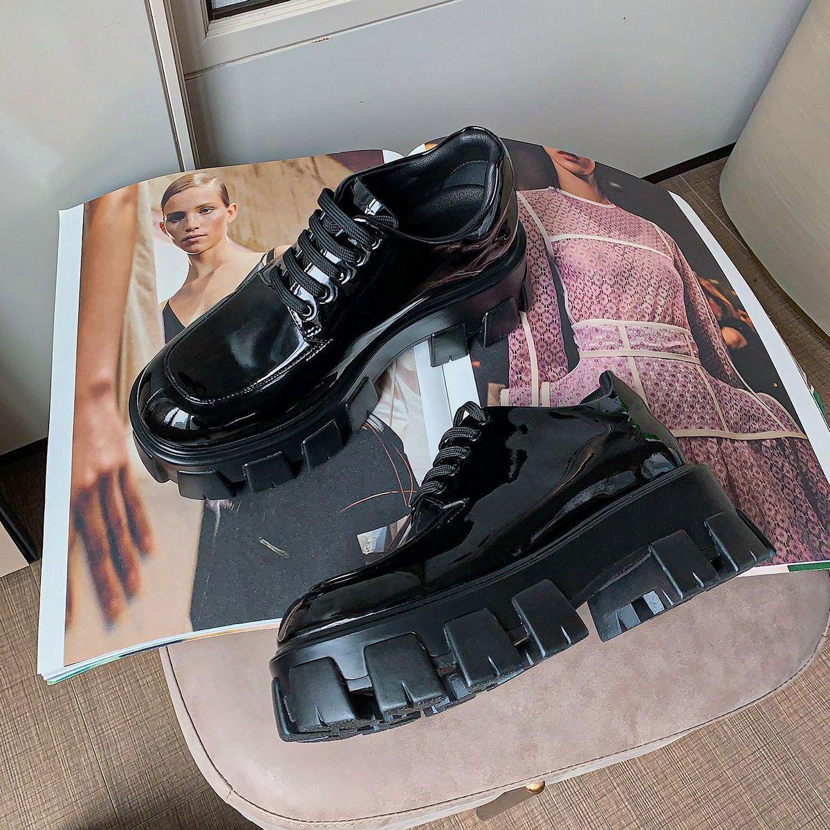 

Женские туфли на толстой подошве-губке, увеличивающие рост, в студенческом стиле, британские, с круглым носком, с мелким вырезом, на шнуровке 40