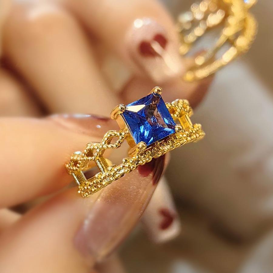 18K Gold European Retro Princess Style Gentle Lace Pigeon Blood Red Corundum Ring Blue Spinel Emerald Women'S Ring