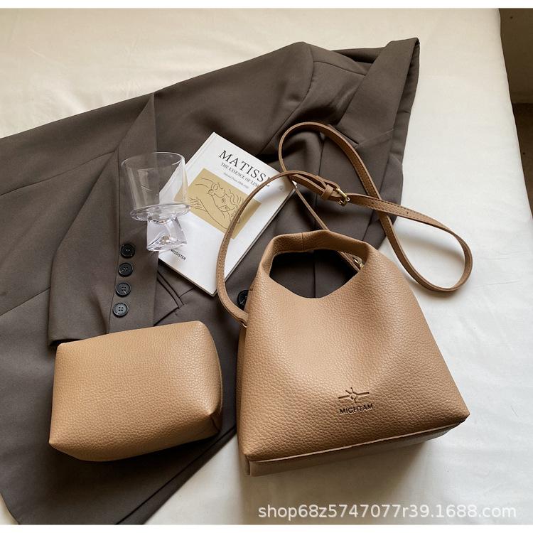 Large Capacity Simple Bucket Bag Women's Bag 2025 New Trendy Fashion Shoulder Messenger Bag Soft Leather Retro Armpit Bag