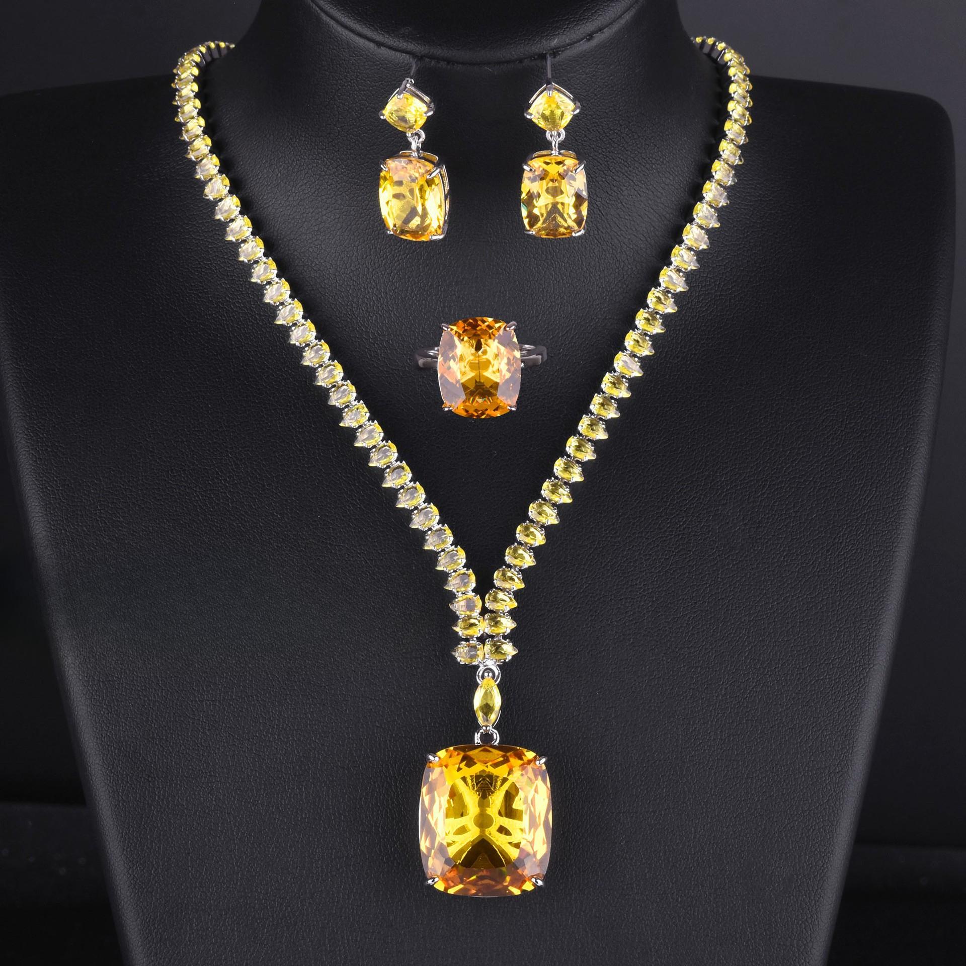 

Ожерелье с аквамариновым топазом 20 карат, цветные серьги-гвоздики, кольцо «Параиба», комплект из королевских синих и желтых бриллиантов