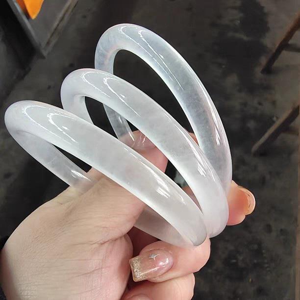 

Браслет из ледяно-белого лунного нефрита: Матовый, Флуоресцентный Кварцит, Широкий, Круглый Браслет.