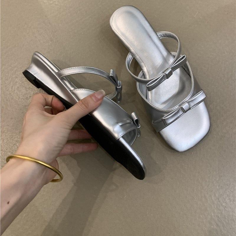 Französische süße Doppel-Schleife coole Hausschuhe Damen 2025 Sommer Temperament elegant Feenwind Keilabsatz Urlaubs-Hausschuhe