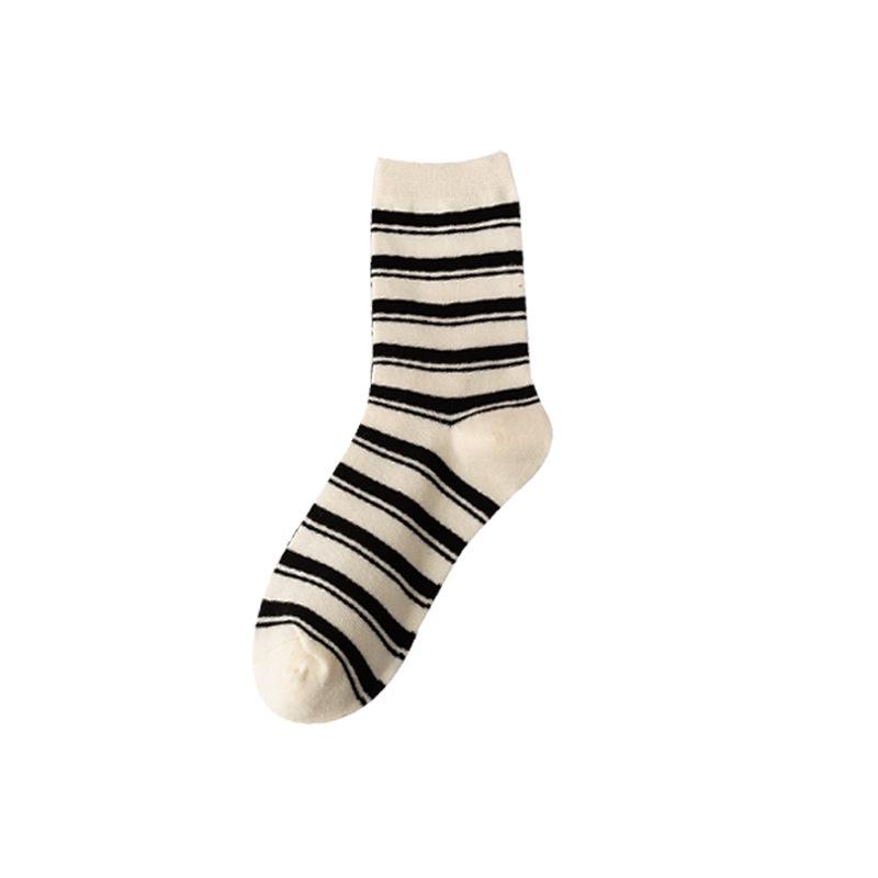 Women's Mid-Tube Japanese Cartoon Cute Black & White Smiley Face Socks, Trendy Korean Style, Perfect for Sports & Students.