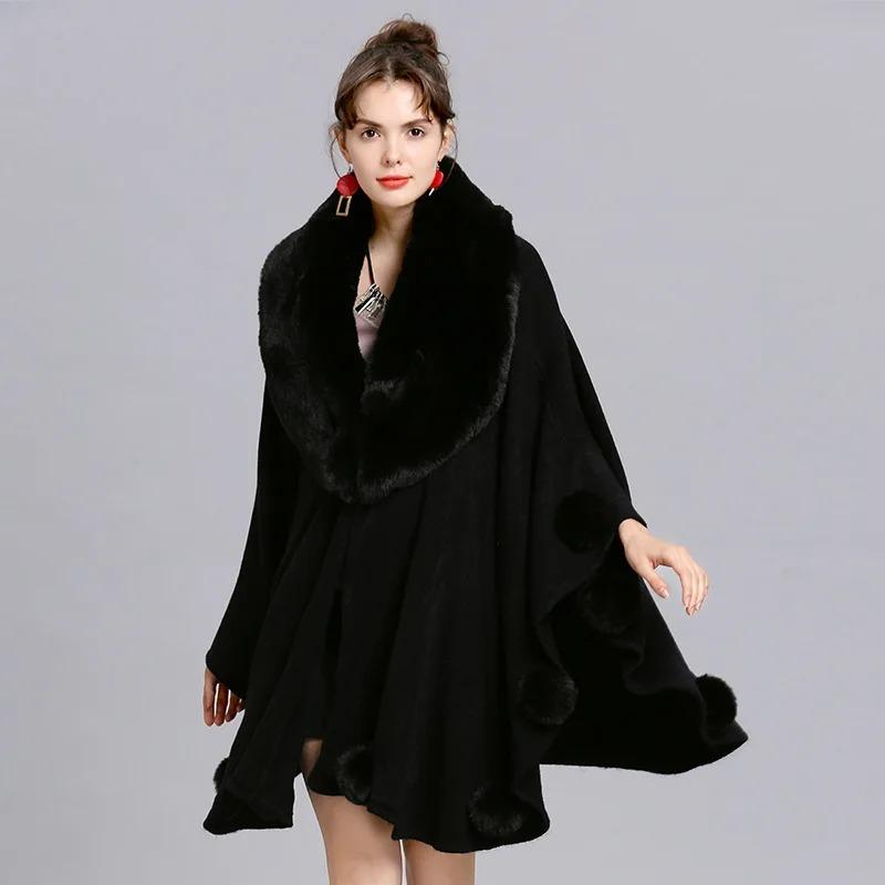 Damen Schwarzer großer Pendelumhang Poncho Winter Pelzknäuel Schal Übergroßer Strickpullover Großer Kunstfuchspelz Hals Strickjacke Mantel