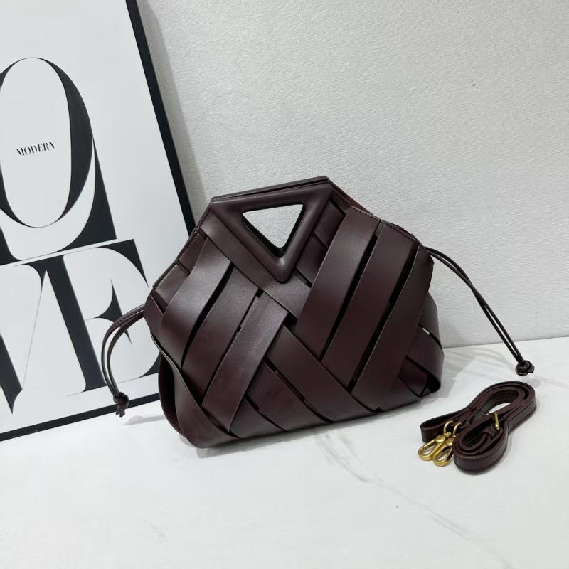 Nova cesta de vegetais bolsa feminina tecida triângulo invertido fivela magnética bolsa gaiola de pássaro bolsa de mão tiracolo mensageiro