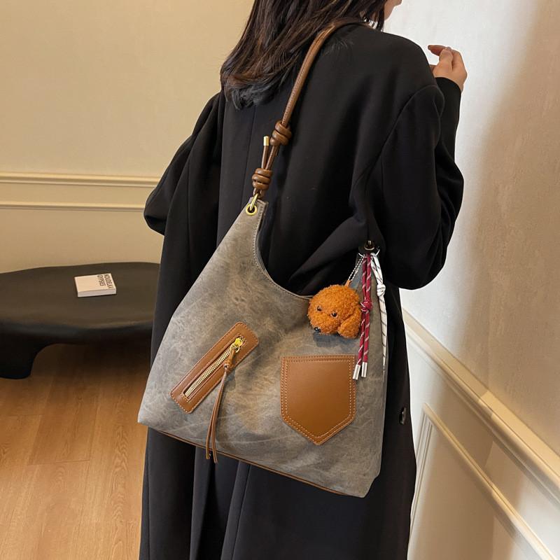 IELGY Trend retro large-capacity commuter one-shoulder casual Joker tote bag