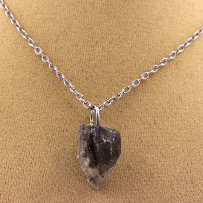 Pierres et Minéraux. Collier Gypse brut. 12.13 ct. Marcieu, Isère, France.