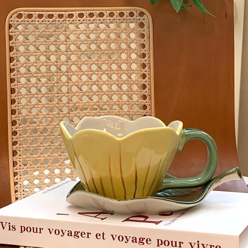 

Underglaze yellow tulip ceramic coffee cup and saucer set, one cup and one plate creative niche cup. About 320ml жёлтый
