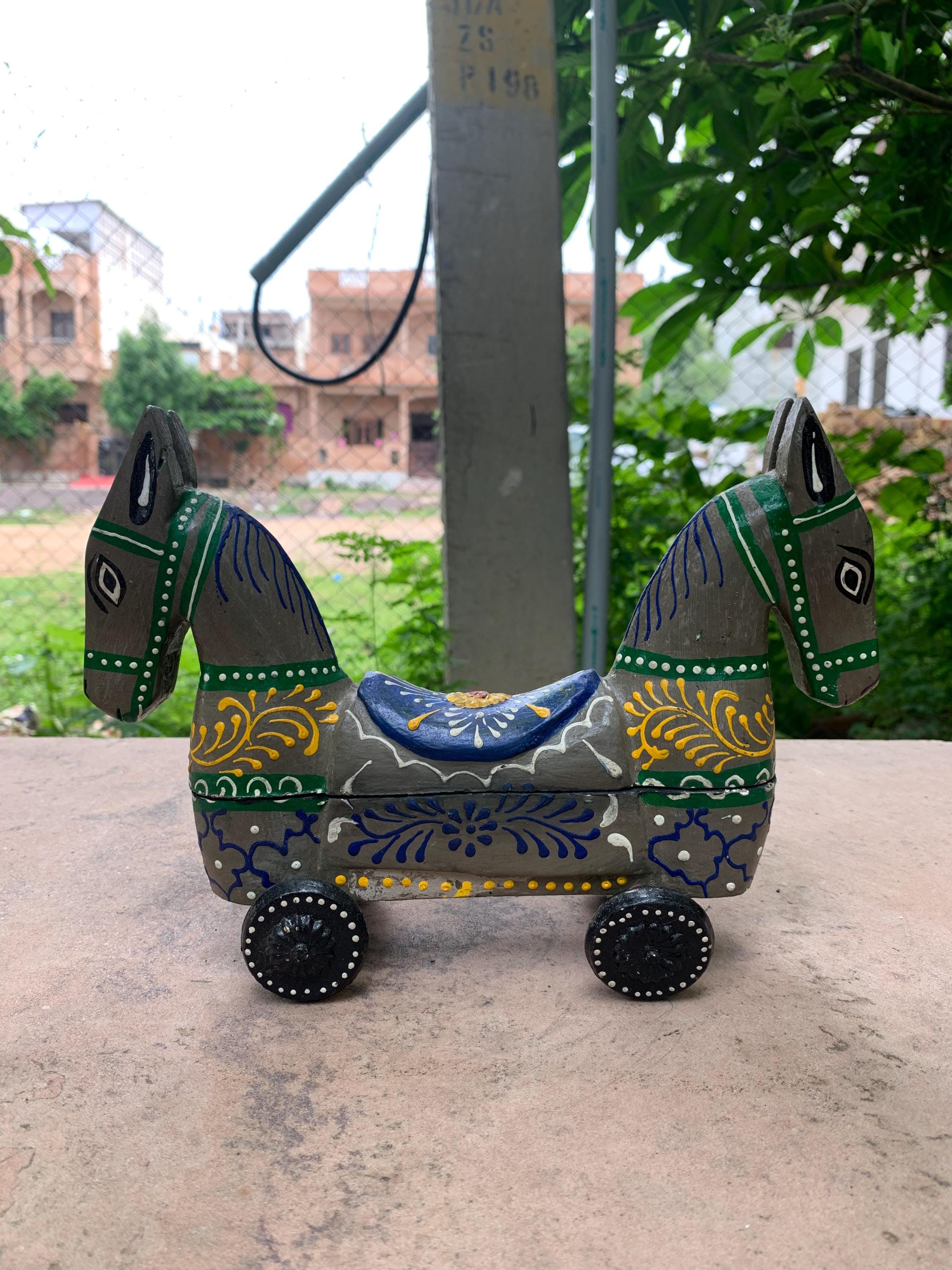 

Hand Carved Wooden Horse Spice Box: Indian Masala Box, Rolling Wheels 24” X 12” X 30” (l x w x h) різнокольоровий