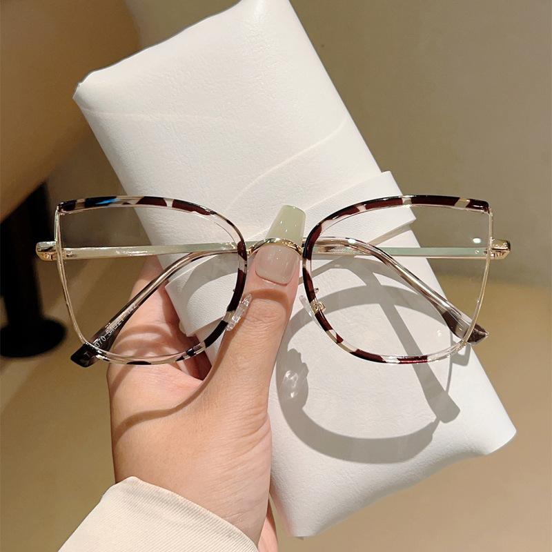 New Fashionable Large Frame Anti Blue Light Glasses for Women Ultra Light Metal Flat Lenses Simple Goggles