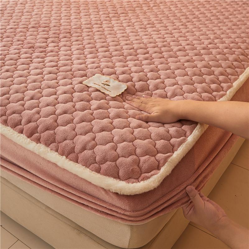 Quilted Bed Cover Velvet Mattress Protector Skin-friendly Bedspread Winter Thickened Bed Linen fundas de colchón (No Pillowcase)